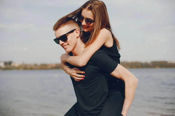 Casal em preto — Fotografia de Stock