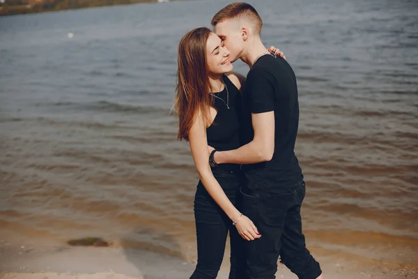 Casal em preto — Fotografia de Stock