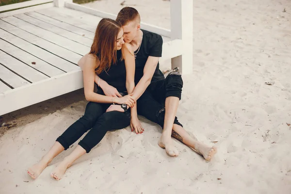 Casal em preto — Fotografia de Stock