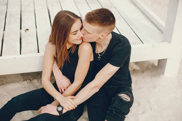 Casal em preto — Fotografia de Stock