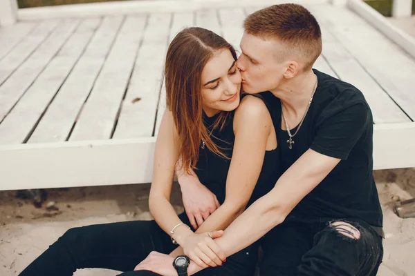 Casal em preto — Fotografia de Stock