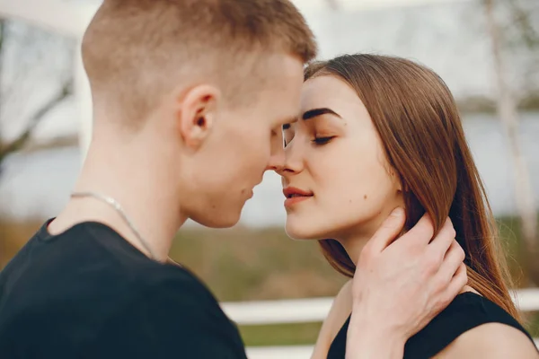 Casal em preto — Fotografia de Stock