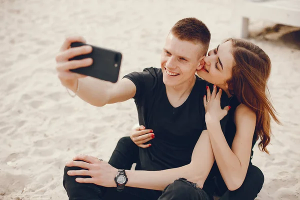 Pareja en negro —  Fotos de Stock