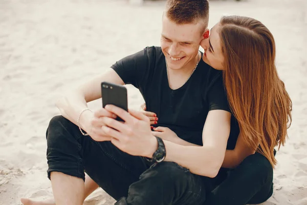 Couple in black — Stock Photo, Image