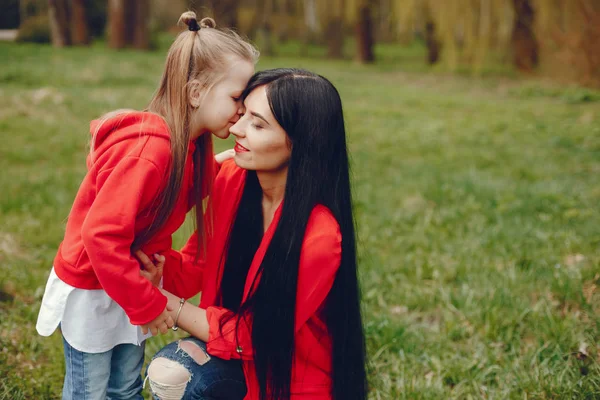 Matka a dcera v parku — Stock fotografie