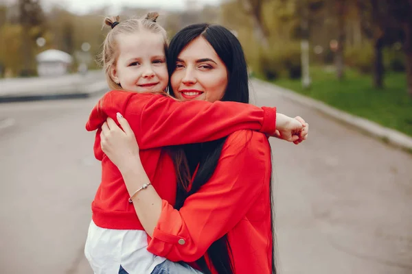 Mother and daughter in a park — Stock Photo, Image