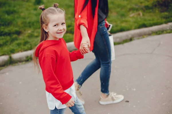 Moeder en dochter in een park — Stockfoto