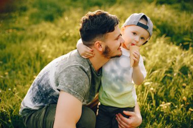 Baba ile oğlu bir parkta