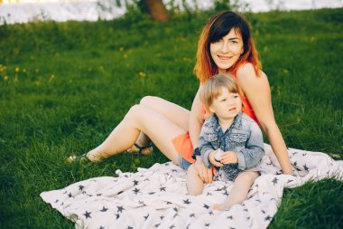 Anne ile kızı bir parkta