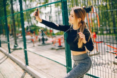 Spor kız bir parkta 