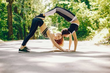 Bir parkta spor kızlar