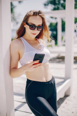 Bir plajda şık kız