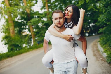 Güzel bir çift yaz parkında vakit geçirir.