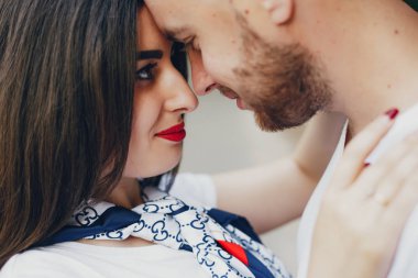 Güzel bir çift yaz parkında vakit geçirir.