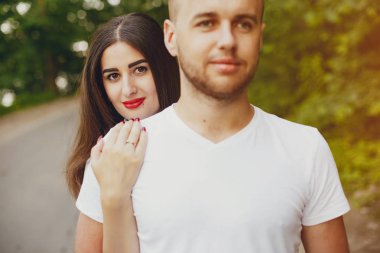 Güzel bir çift yaz parkında vakit geçirir.