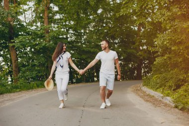 Güzel bir çift yaz parkında vakit geçirir.