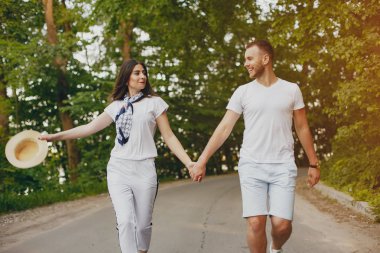 Güzel bir çift yaz parkında vakit geçirir.