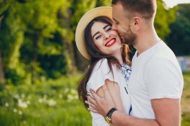 Güzel bir çift yaz parkında vakit geçirir.