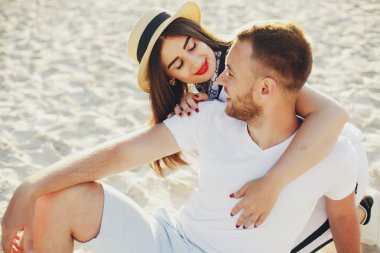 Güzel bir çift yaz parkında vakit geçirir.