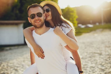 Güzel bir çift yaz parkında vakit geçirir.