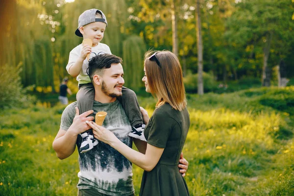 Linda familia en un parque — Foto de Stock