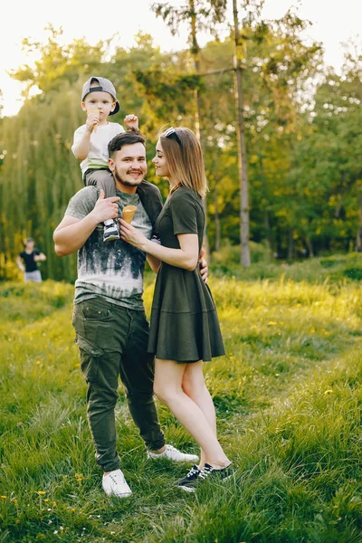 Söta familjen i en park — Stockfoto