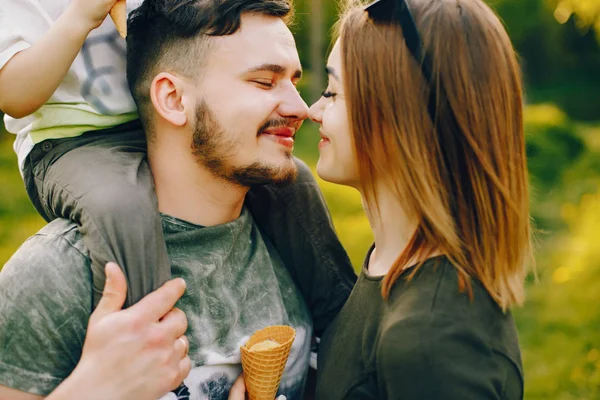 Söta familjen i en park — Stockfoto