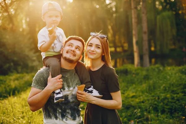 Linda familia en un parque — Foto de Stock