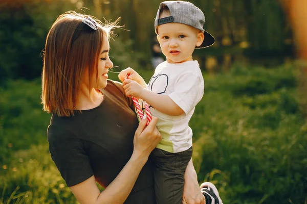 Mãe com filho em um parque de verão — Fotografia de Stock