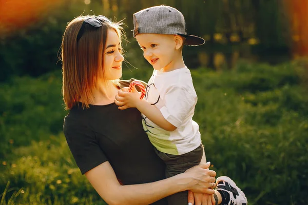 Madre con hijo en un parque de verano — Foto de Stock