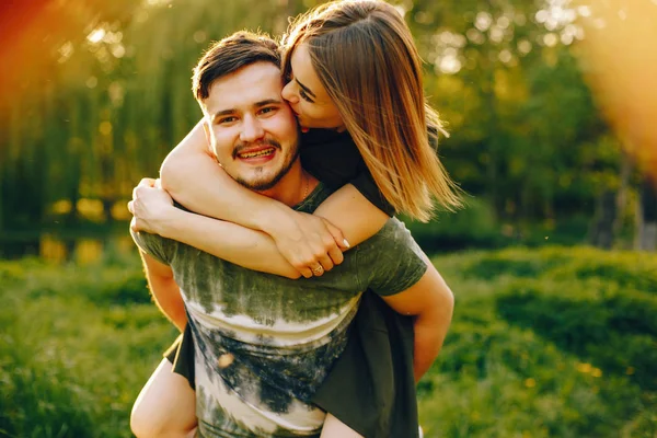 Couple dans un parc d'été — Photo