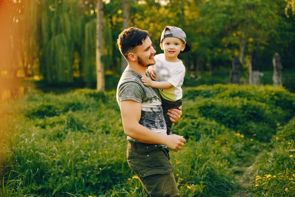 Père avec fils dans un parc — Photo