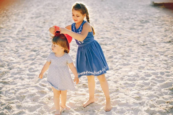 Enfants dans un parc — Photo