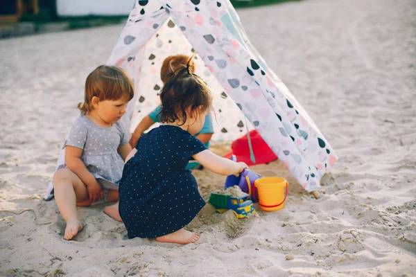Crianças em um parque de verão — Fotografia de Stock