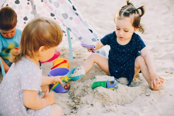 Niños en un parque de verano — Foto de Stock