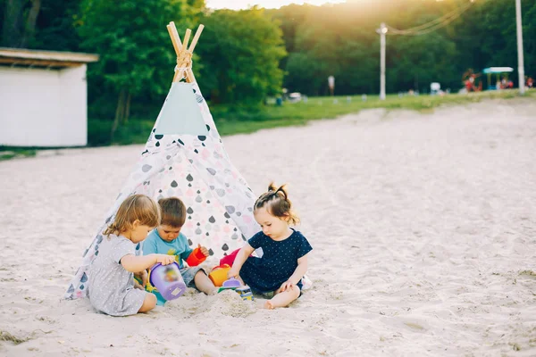 Crianças em um parque de verão — Fotografia de Stock