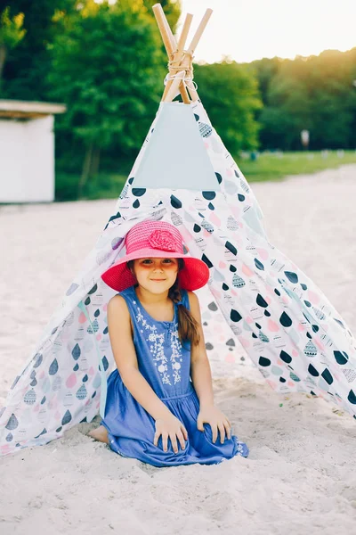 Menina bonito em uma praia de verão — Fotografia de Stock