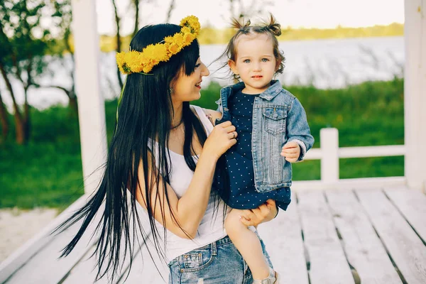 Mãe com filha em um parque — Fotografia de Stock