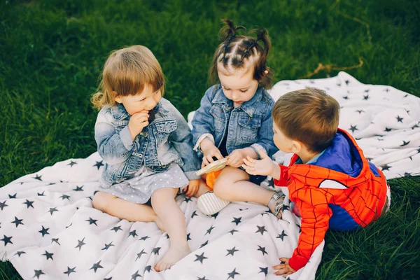 Crianças em um parque de verão — Fotografia de Stock