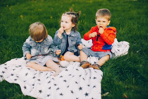 Niños en un parque de verano —  Fotos de Stock