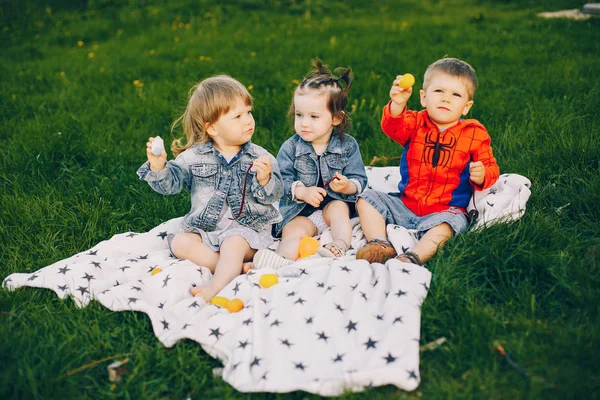 Niños en un parque de verano —  Fotos de Stock