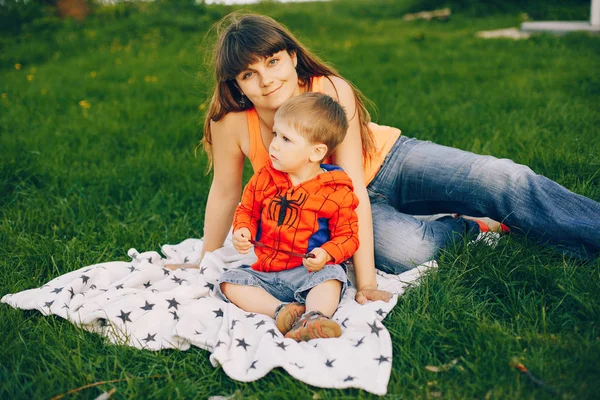 Moeder met zoon in een park — Stockfoto