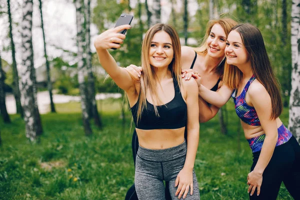 Esportes meninas em um parque — Fotografia de Stock