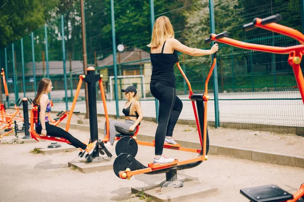 Ragazza sportiva in un parco — Foto Stock