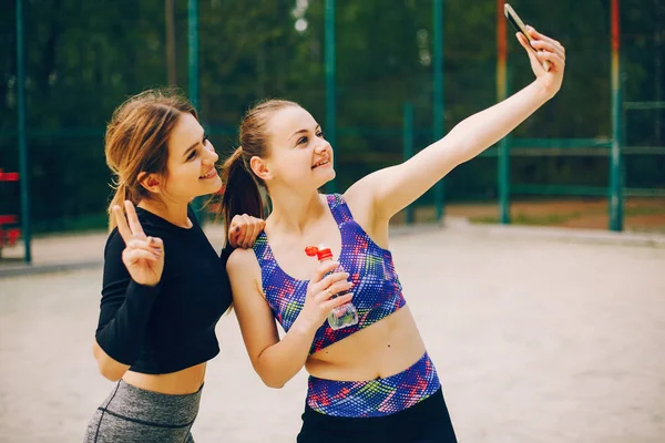 Sportovní dívky v parku — Stock fotografie