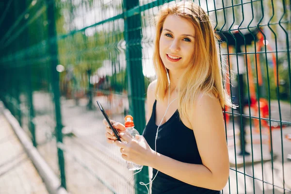 Menina de esportes em um parque — Fotografia de Stock