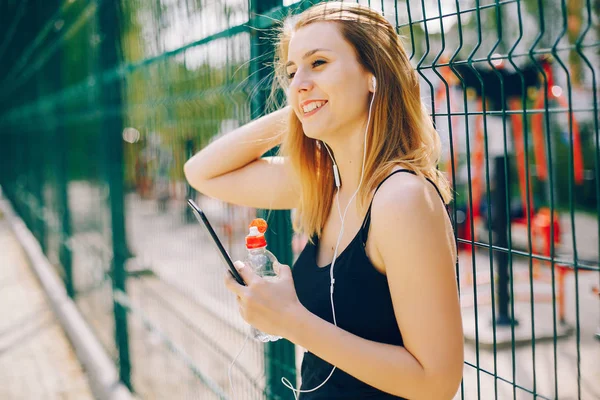 Menina de esportes em um parque — Fotografia de Stock