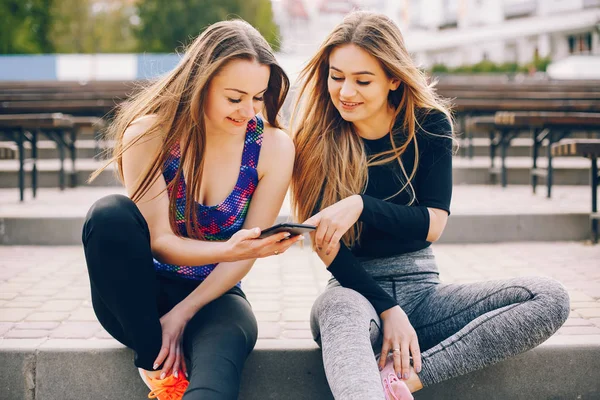 Chicas deportivas en un parque —  Fotos de Stock