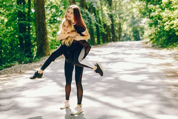 Filles sportives dans un parc — Photo