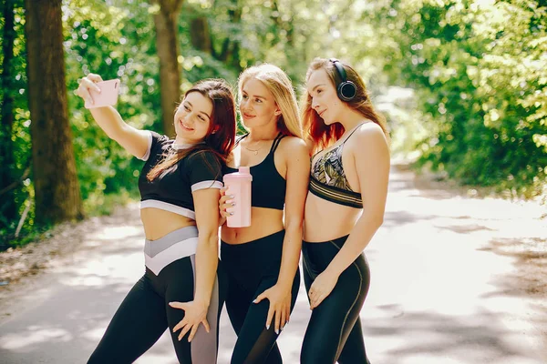 Ragazze sportive in un parco — Foto Stock